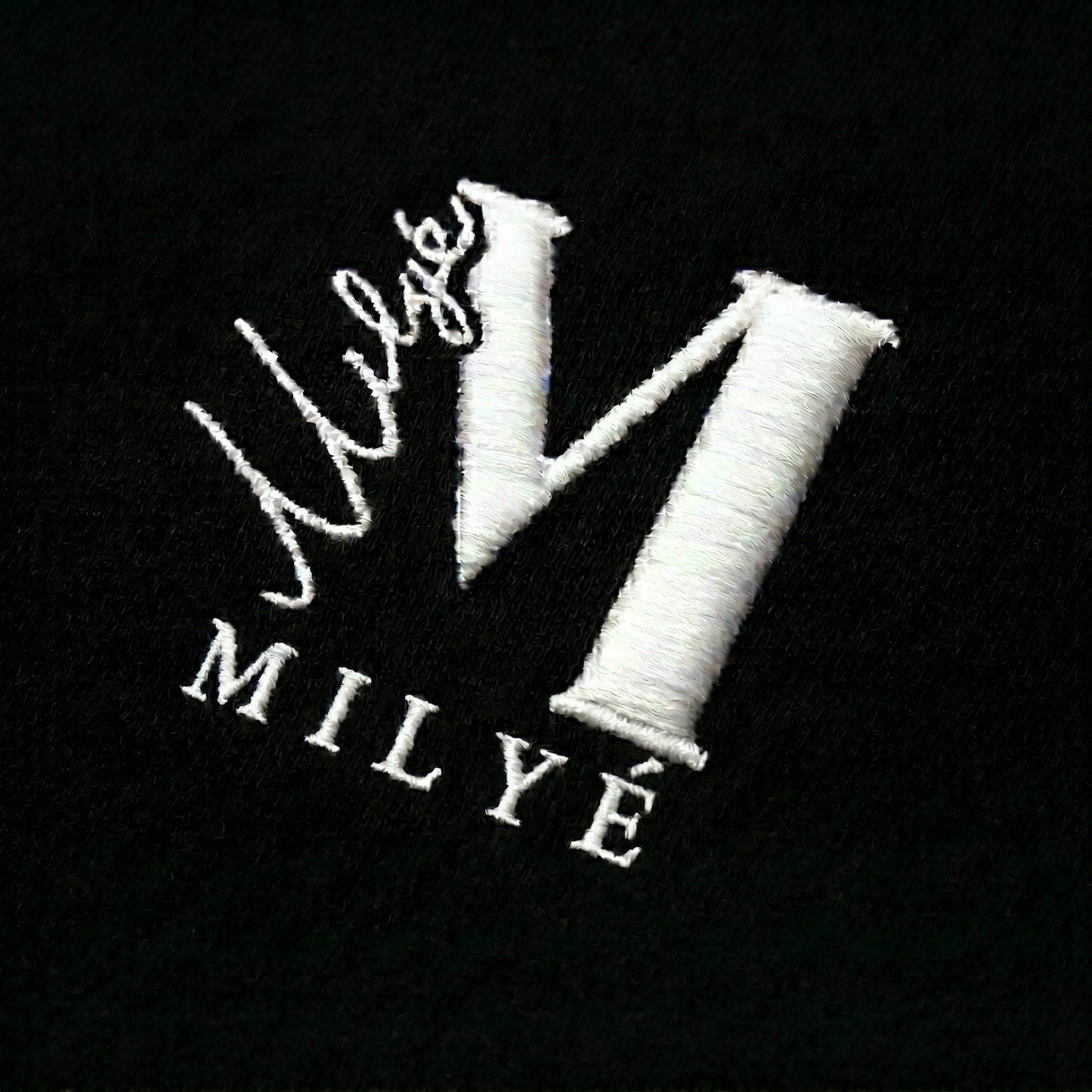MILYE M Tee on model lifestyle