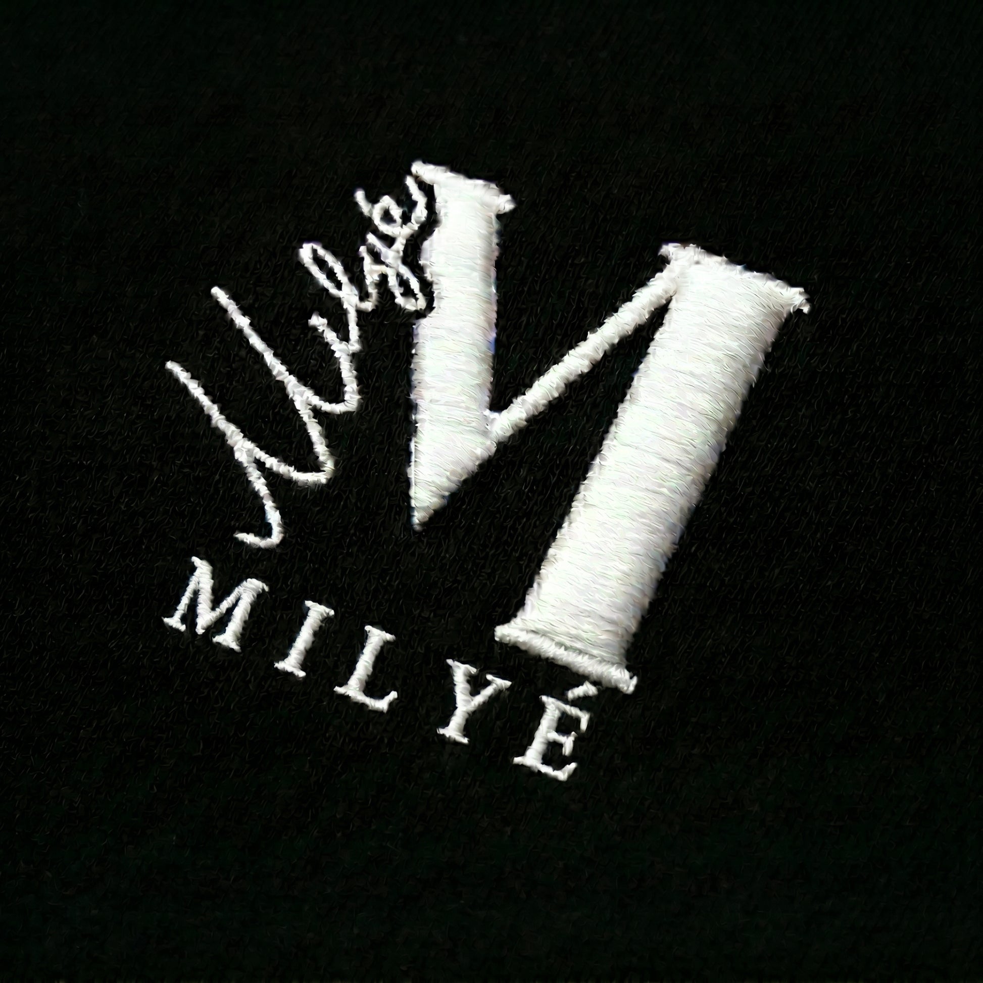 MILYE M Tee on model lifestyle